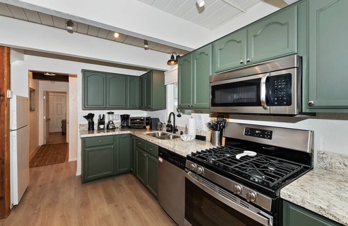 Big Bear Lake Cabin | Peregrine Pines By Destination Big Bear: Close to Bear Mountain, Golf Course and Zoo! Hot Tub!