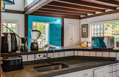 Morro da Cruz House | Perequê house with pool 300m from the beach