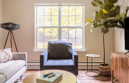 Five Oaks Apartment | Perfect 1BR Apartment in Beaverton w/ Pool + Gym