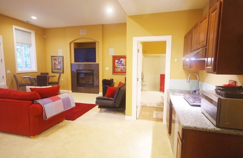 Puyallup House | Perfect 1Br Near Puyallup. Pool Table and Peaceful Yard