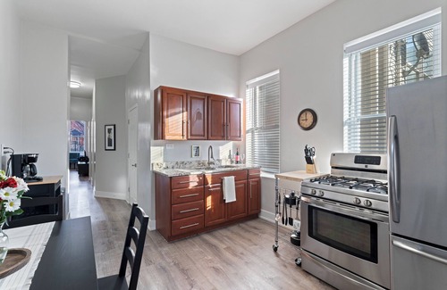 Lower West Side Apartment | Perfect 2BD/1BA FREE Garage Parking/Laundry in Pilsen. Minutes to downtown.