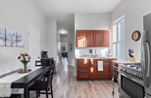 Lower West Side Apartment | Perfect 2BD/1BA FREE Garage Parking/Laundry in Pilsen. Minutes to downtown.