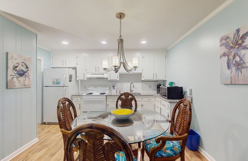 Emerald Isle House | Perfect 2BR Getaway with partial A/C, Full Kitchen and Relaxing Patio
