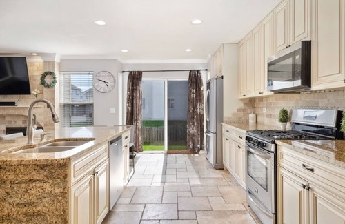 Romeoville House | Perfect 3-bedroom home in welcoming Romeoville with WiFi, AC