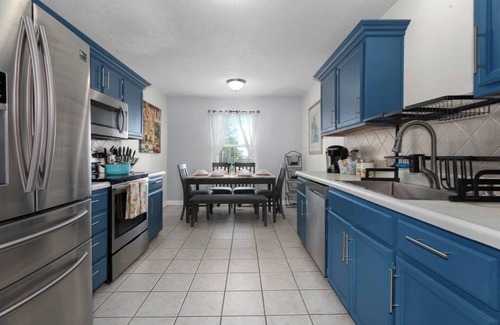Waldron Apartment | Perfect 3 BR Home in North KC near the Airport!