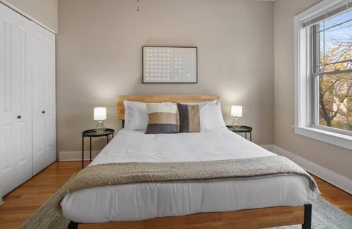 Rogers Park Apartment | Perfect 3BR Apt in Chicago w/WiFi & Laundry
