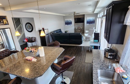 Aurora House | Perfect 6-bedroom house with WiFi in charming Aurora