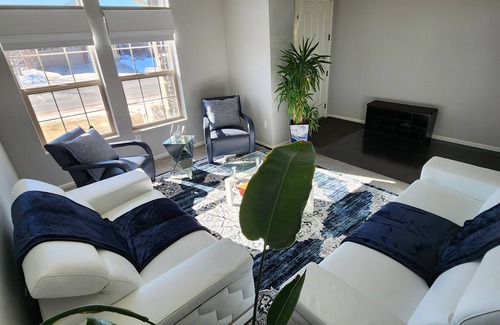 Aurora House | Perfect 6-bedroom house with WiFi in charming Aurora