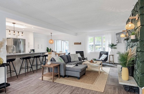 Les Collines-de-l'Outaouais Regional County Municipality House | Perfect accommodation for groups! -Jacuzzie-Piscine&BBQ-25 minutes from Ottawa-