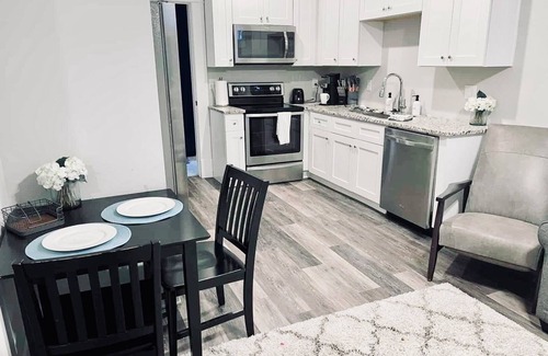 Summerhill Apartment | Perfect apartment right in the heart of Grant Park! Walk to the park, Zoo & more