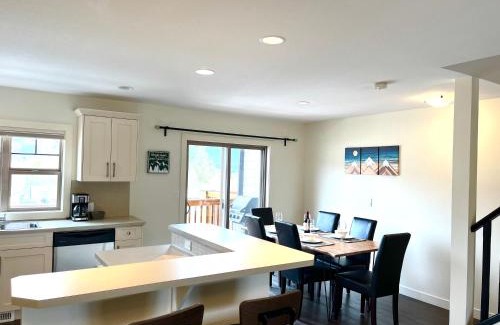 East Kootenay House | Perfect base Invermere 3bd townhouse mt views with garage