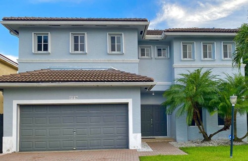 Country Walk Villa | Perfect base to explore Miami area’s, private heated pool, quiet location.