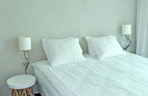 Monster Hotel | Perfect Beach & Trail Escape — E-Bikes and Free Parking