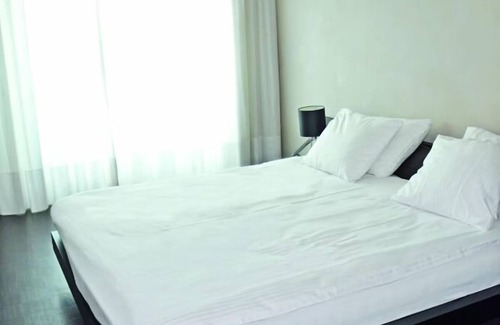 Monster Hotel | Perfect Beach & Trail Escape — E-Bikes and Free Parking