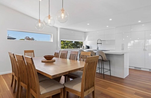 Budgewoi House | Perfect Beachhouse Lakes Surf at your Feet