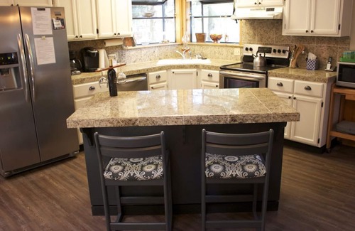 Arnold Ski Chalet | Perfect Cabin for Family Holiday Gatherings - convenient Arnold BLS location!