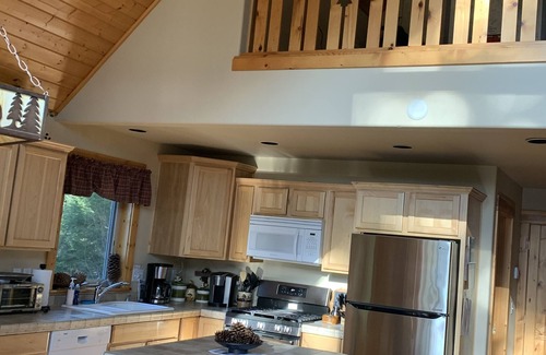 Crescent House | Perfect Cabin Retreat near Crater, Crescent, & Odell Lakes