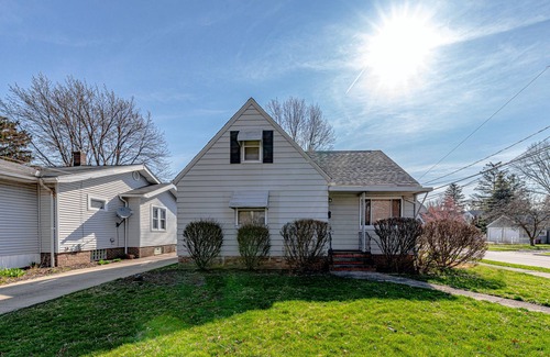 Fairview Park House | Perfect Cleveland 3BR House Westside Suburb Close to Everything Pet Friendly