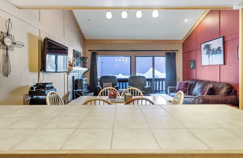 Bear Valley Condo | Perfect condo for a girls getaway! Newly remodeled and beautifully decorated (Creekside Condo 40) by RedAwning