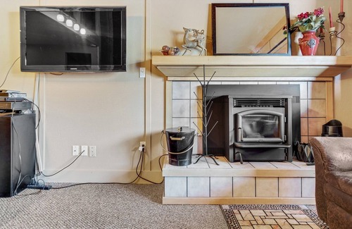 Bear Valley Condo | Perfect condo for a girls getaway! Newly remodeled and beautifully decorated (Creekside Condo 40) by RedAwning