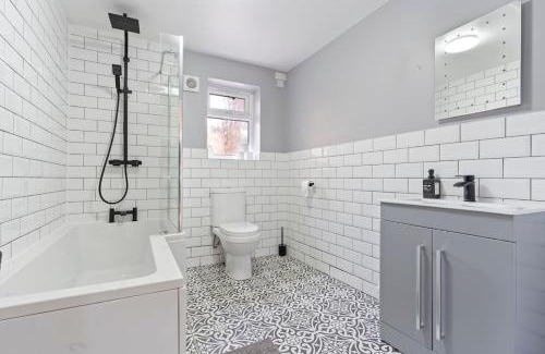 Solihull House | Perfect Contractor Stay - Sleeps 6 - FREE Parking