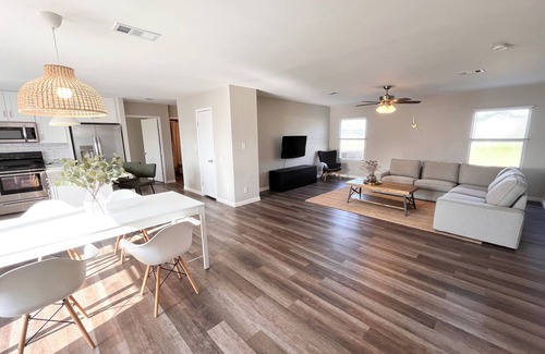 Clear Lake House | Perfect Country Getaway close to Lake & City