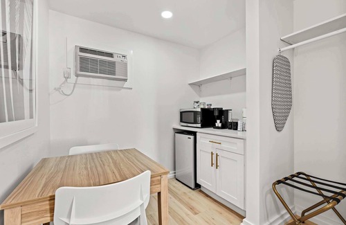 Ocean Drive Apartment | *Perfect Couples Escape*|King Bed|Steps From Beach