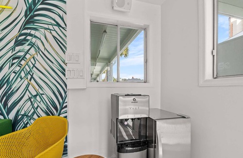 Ocean Drive Apartment | *Perfect Couples Escape*|King Bed|Steps From Beach