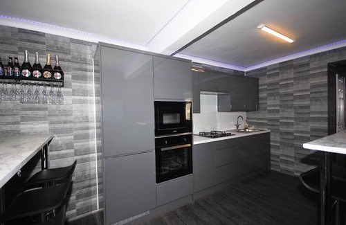 Woodingdean House | Perfect Couple Retreat To Relax With Hot Tub&sauna