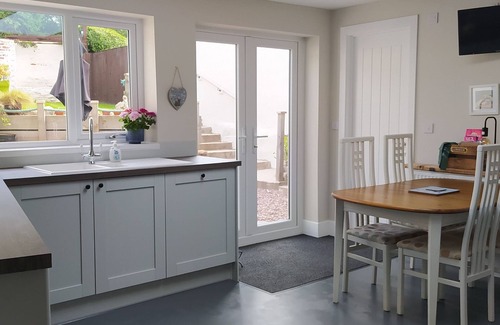Kidwelly Cottage | Perfect couples retreat, dog-friendly, explore the welsh coast.