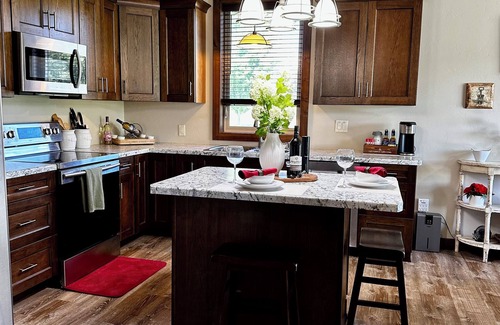 Forest Junction Apartment | Perfect cozy 1-bedroom apartment with garage in charming Kaukauna.