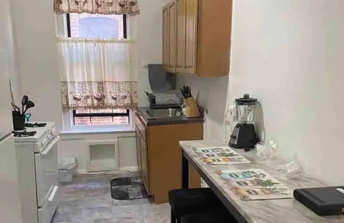 Norwood Apartment | perfect cozy apartment close to convinience store adn the D train . hospital