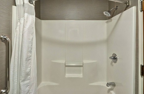 Romulus House | Perfect Escape for a Relaxing Getaway! W/ Gym