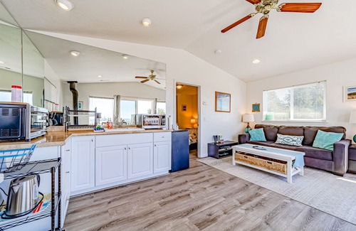Harbor Apartment | Perfect Escape Near the Beach W/Fast WiFi, Kitchenette, Large Deck & Ocean View