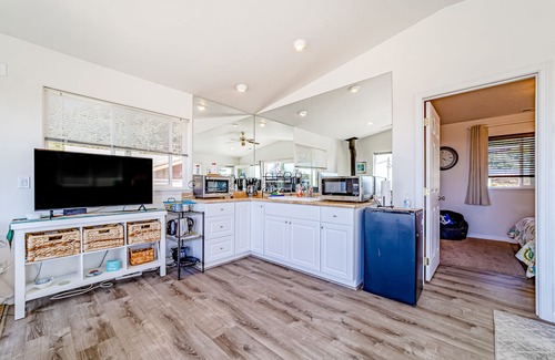 Harbor Apartment | Perfect Escape Near the Beach W/Fast WiFi, Kitchenette, Large Deck & Ocean View