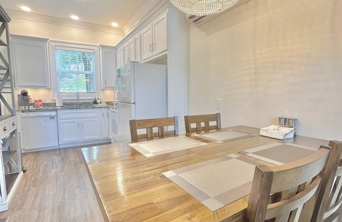 Cedar Bluff House | Perfect Escape to "Stilts". Lake, Pool, Hottub, kayaks, and countless fun!
