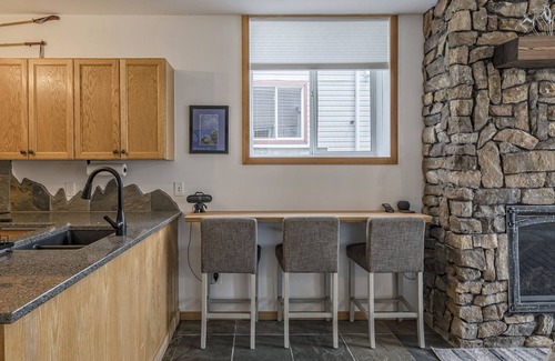 Silver Star Mountain Apartment | Perfect Family Suite, close to the village, ski storage, hot tub and pefriendly!