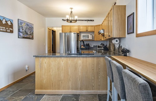 Silver Star Mountain Apartment | Perfect Family Suite, close to the village, ski storage, hot tub and pefriendly!