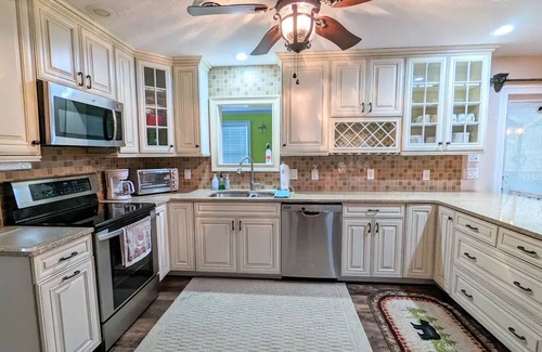 Mount Pocahontas House | Perfect Fall Getaway! Fire pit, corn hole, shuffleboard, & pet friendly
