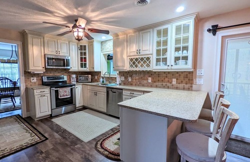 Mount Pocahontas House | Perfect Fall Getaway! Fire pit, corn hole, shuffleboard, & pet friendly