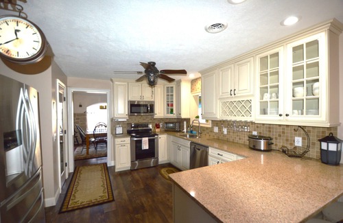 Mount Pocahontas House | Perfect Fall Getaway! Fire pit, corn hole, shuffleboard, & pet friendly
