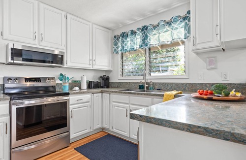 Honolulu County House | Perfect Family Beach House. Walk out gate to Amazing Beach.