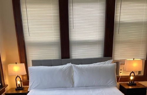 Waukegan Apartment | Perfect Family Gathering 6 Bedroom 2 Bath