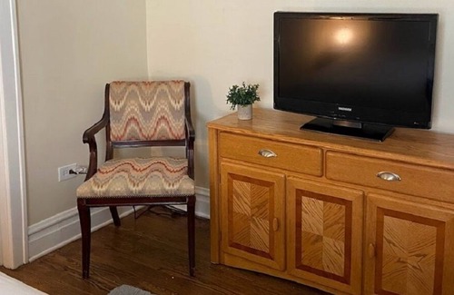 Waukegan Apartment | Perfect Family Gathering 6 Bedroom 2 Bath