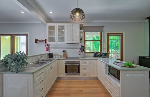 Nungurner House | Perfect Family & Group Getaway: Hot Tub, Pizza Oven, Games Room, Pet-Friendly