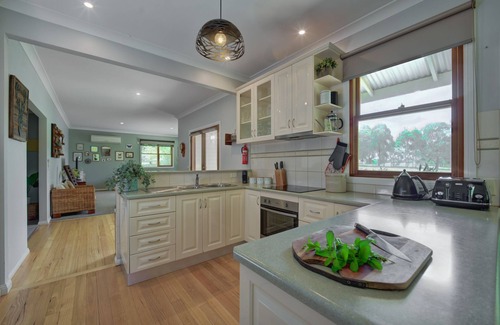 Nungurner House | Perfect Family & Group Getaway: Hot Tub, Pizza Oven, Games Room, Pet-Friendly