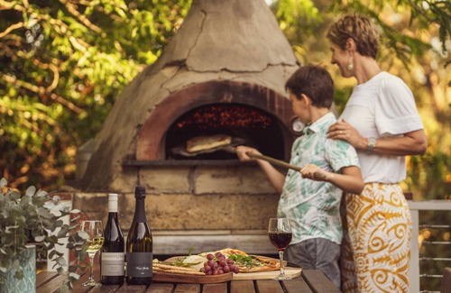 Nungurner House | Perfect Family & Group Getaway: Hot Tub, Pizza Oven, Games Room, Pet-Friendly
