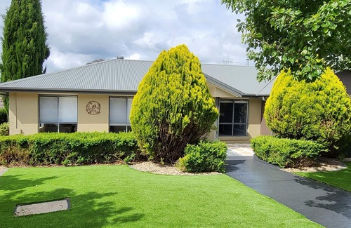 Amaroo House | Perfect Family Home! EV Charger, Wifi, Netflix