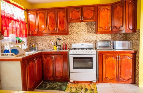 Roseau House | Perfect family home w/parking - 10 minutes from Roseau