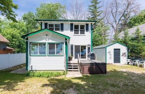 Wainfleet Cottage | Perfect Family Lake Erie Beach House with Private Sandy Beach & Amazing Sunsets